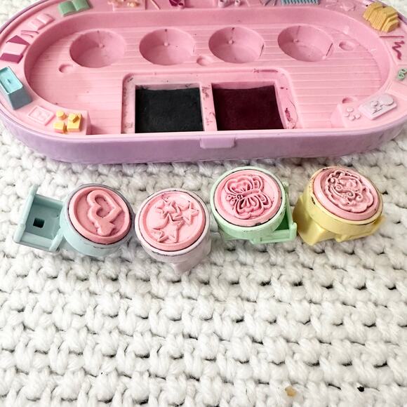 Polly Pocket Bluebird 1992 Stampin' School Play Set 4 Stamps Missing Desk Figure - Picture 9 of 9